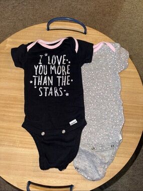 Black & Gray Star Print Baby One-Piece Set - Berber